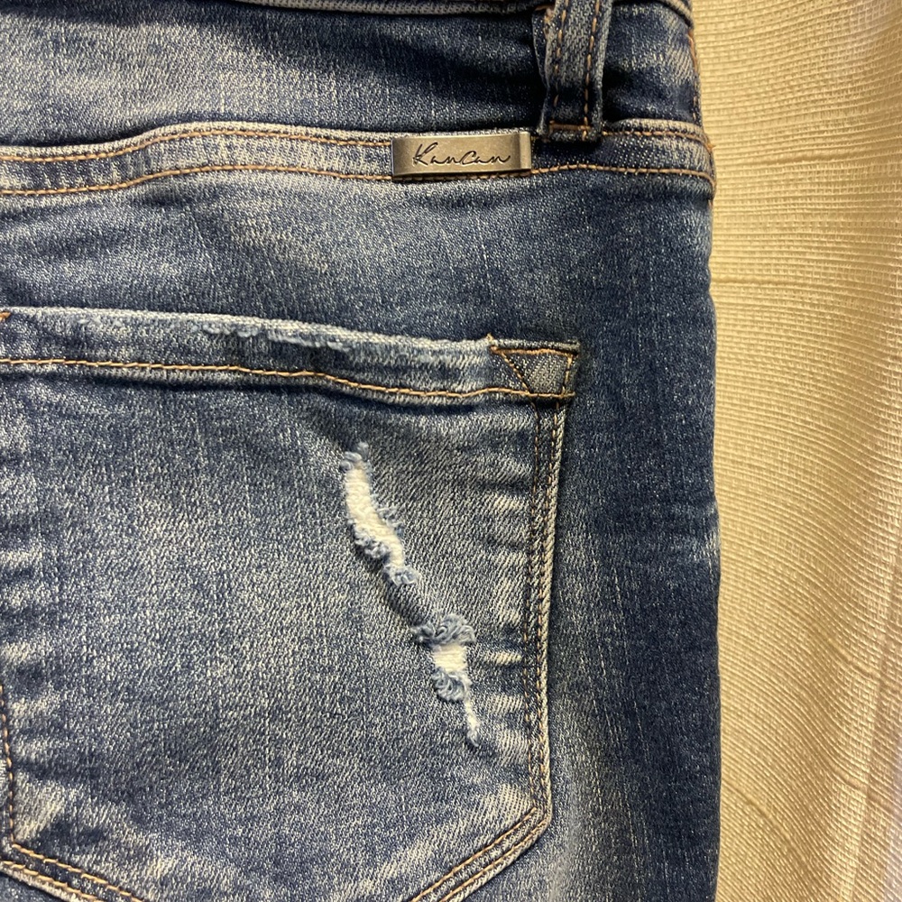 KanCan sz 26 Button fly high waisted skinny jeans 
Medium sand blast
Frayed hem